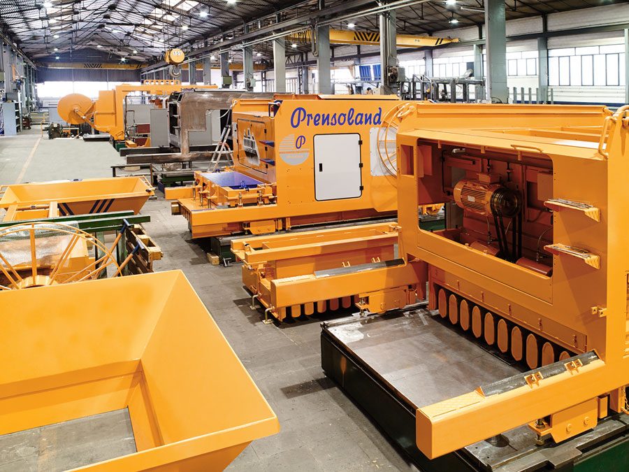 Hollow core slab machines to manufacture prestressed beams and hollow core slabs