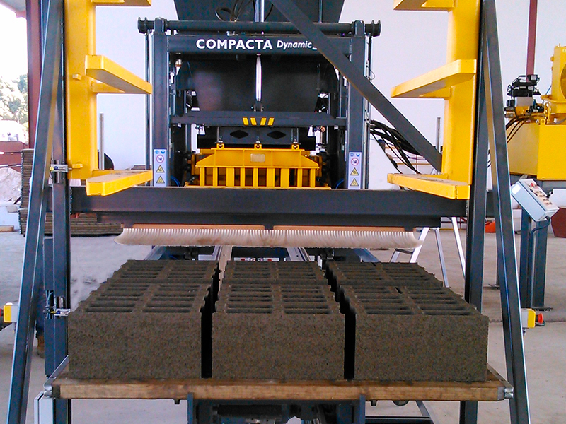 Compacta-dynamic-S-concrete-block-machine3